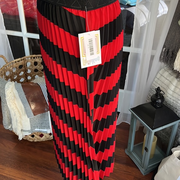 Lularoe Jill skirt. NWT size small - Picture 2 of 5